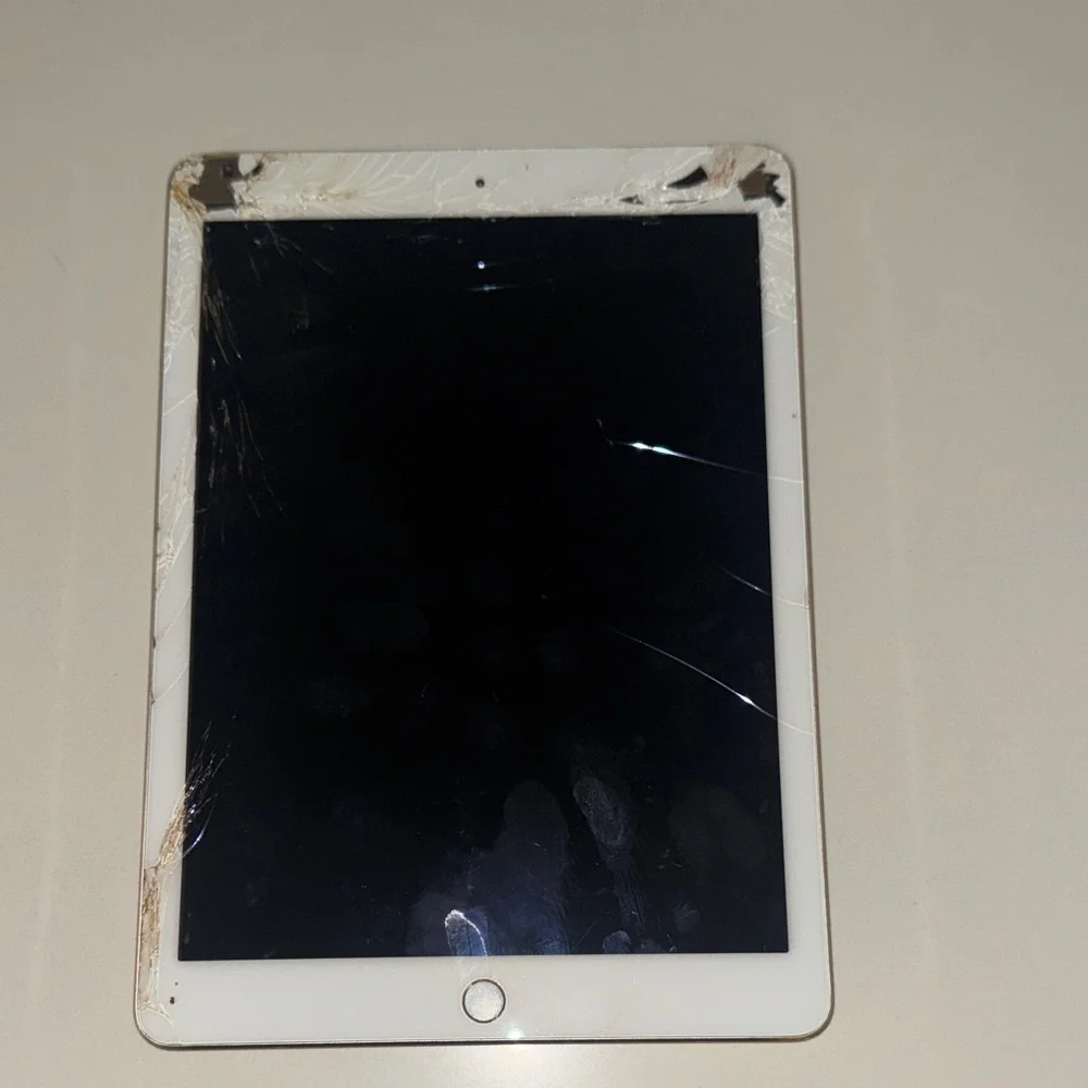 Apple iPad 2 | White/Gold | Turns On | Cracked Screen | As-Is
